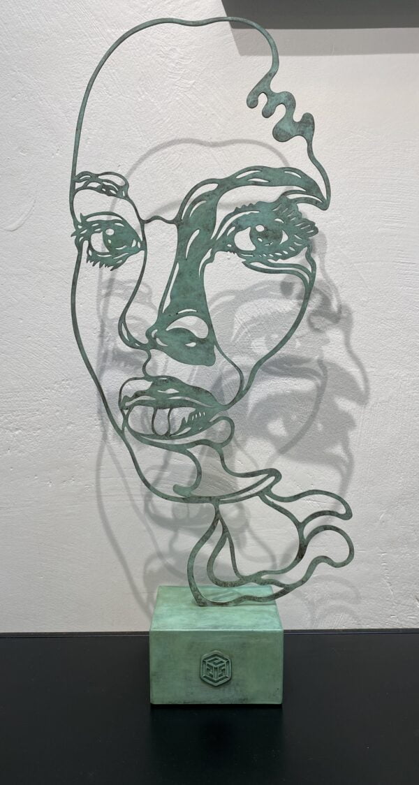 C215 Sculpture Portrait féminin laiton 1